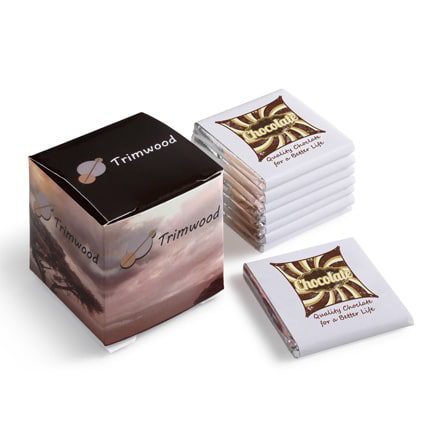 8 chocolaatjes in een bedrukt geschenkdoosje