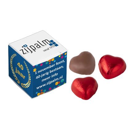 Liefdevol doosje met 3 chocoladehartjes